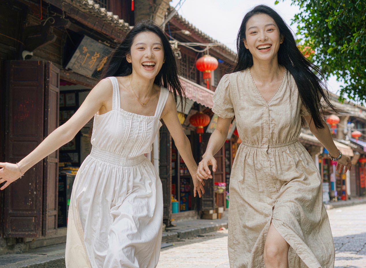 女孩与同伴古镇漫步